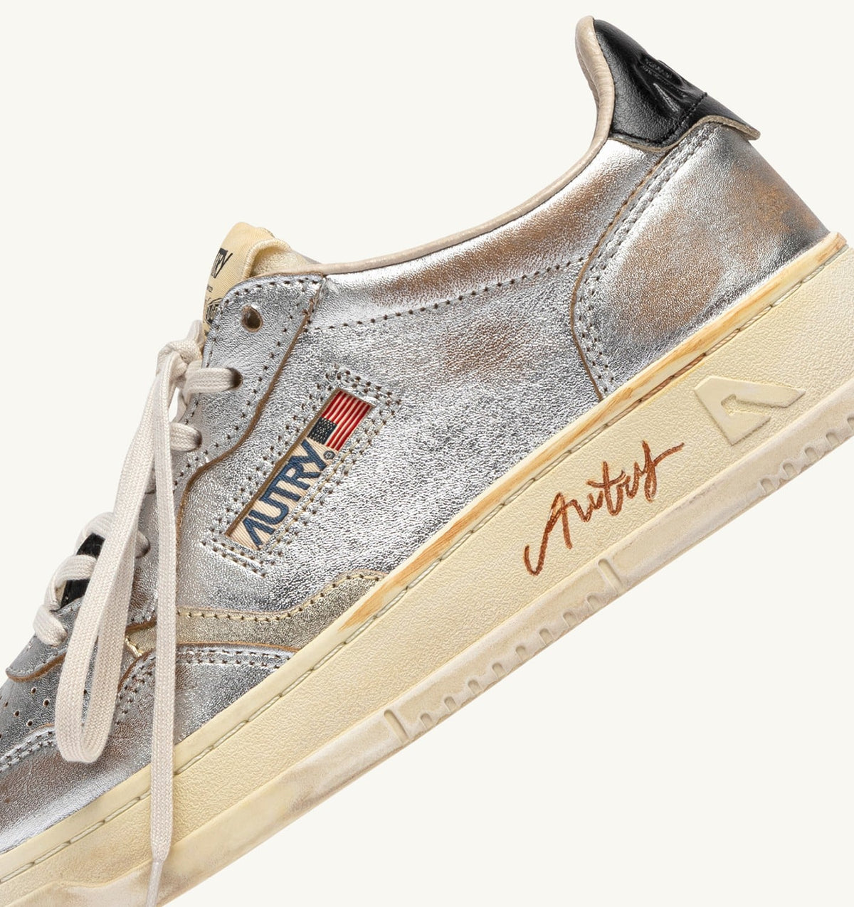 AUTRY MEDALIST LOW SUPER VINTAGE SNEAKERS IN SILVER, PLATINUM AND BLACK LEATHER