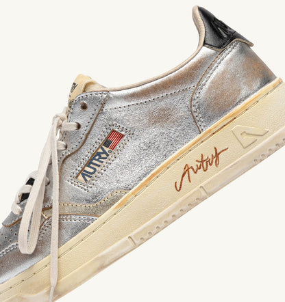 AUTRY MEDALIST LOW SUPER VINTAGE SNEAKERS IN SILVER, PLATINUM AND BLACK LEATHER