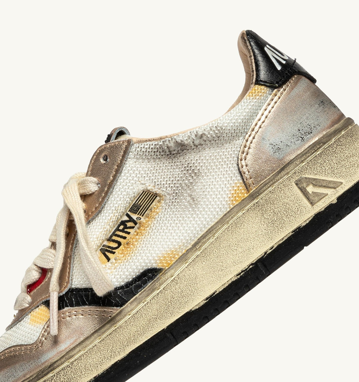AUTRY MEDALIST LOW SUPER VINTAGE SNEAKERS IN WHITE MESH, GOLD SUEDE AND BLACK LEATHER