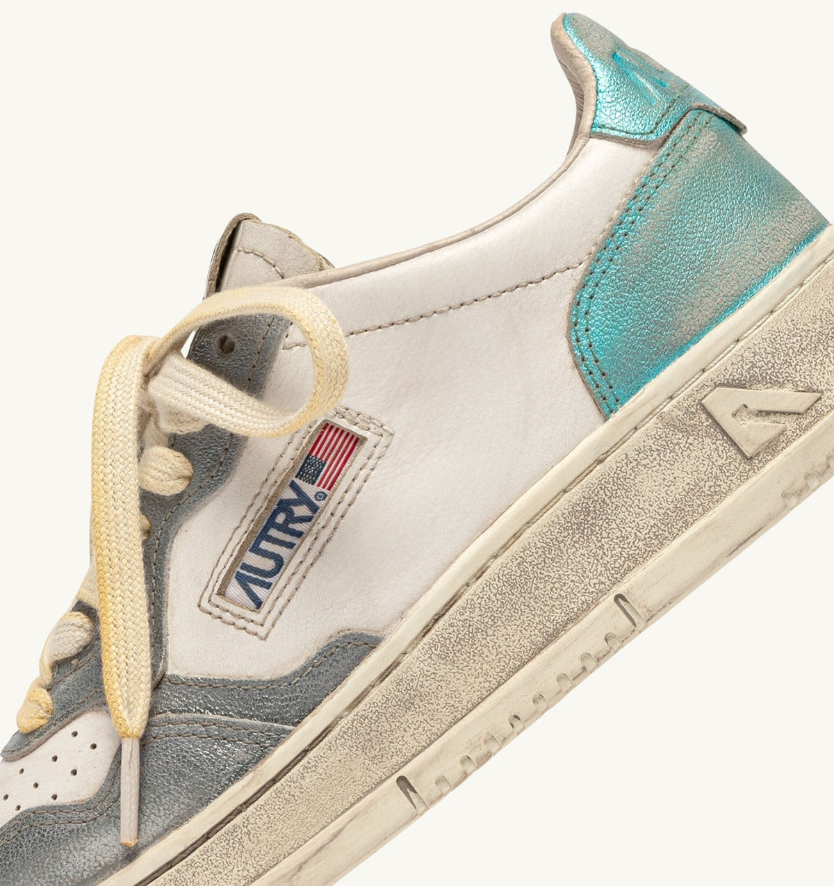 AUTRY MEDALIST LOW SUPER VINTAGE SNEAKERS IN ASH AND SEA LEATHER