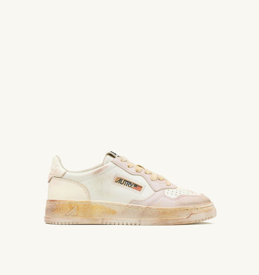 AUTRY MEDALIST LOW SUPER VINTAGE SNEAKERS IN VANILLA WHITE AND MAUVE LEATHER