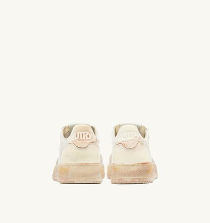 AUTRY MEDALIST LOW SUPER VINTAGE SNEAKERS IN VANILLA WHITE AND MAUVE LEATHER