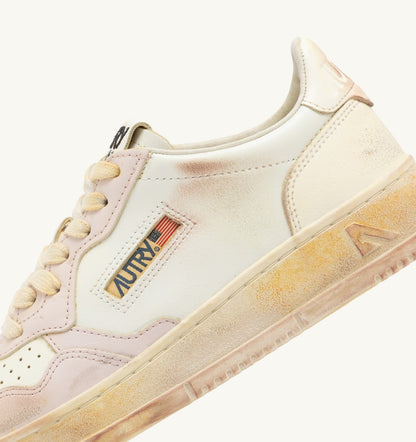 AUTRY MEDALIST LOW SUPER VINTAGE SNEAKERS IN VANILLA WHITE AND MAUVE LEATHER