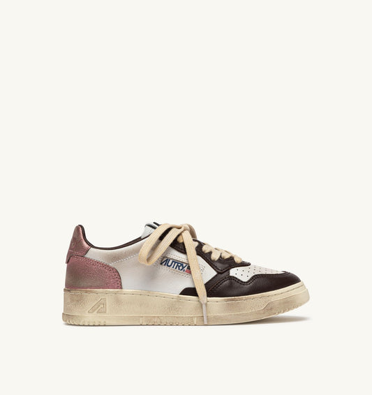 AUTRY MEDALIST LOW SUPER VINTAGE SNEAKERS IN WHITE, PEONY AND HOT FUDGE LEATHER