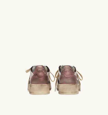 AUTRY MEDALIST LOW SUPER VINTAGE SNEAKERS IN WHITE, PEONY AND HOT FUDGE LEATHER
