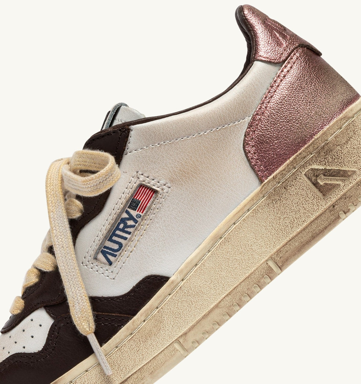AUTRY MEDALIST LOW SUPER VINTAGE SNEAKERS IN WHITE, PEONY AND HOT FUDGE LEATHER