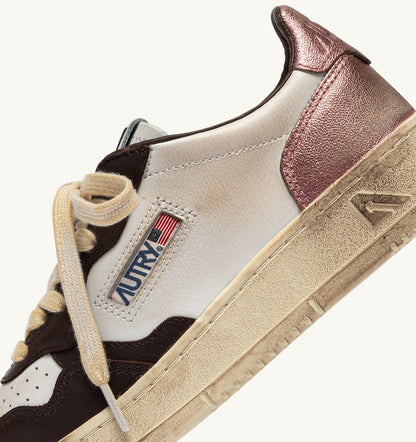 AUTRY MEDALIST LOW SUPER VINTAGE SNEAKERS IN WHITE, PEONY AND HOT FUDGE LEATHER