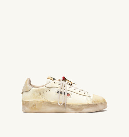 AUTRY DALLAS LOW SUPER VINTAGE SNEAKERS IN MARSHMALLOW LEATHER WITH CHARM