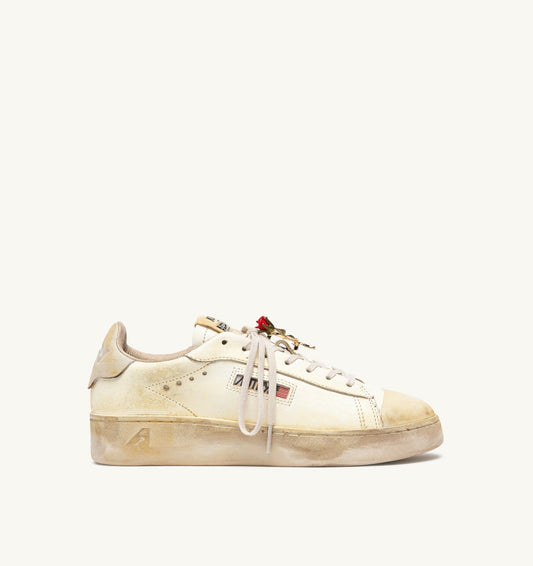 AUTRY DALLAS LOW SUPER VINTAGE SNEAKERS IN MARSHMALLOW LEATHER WITH CHARM