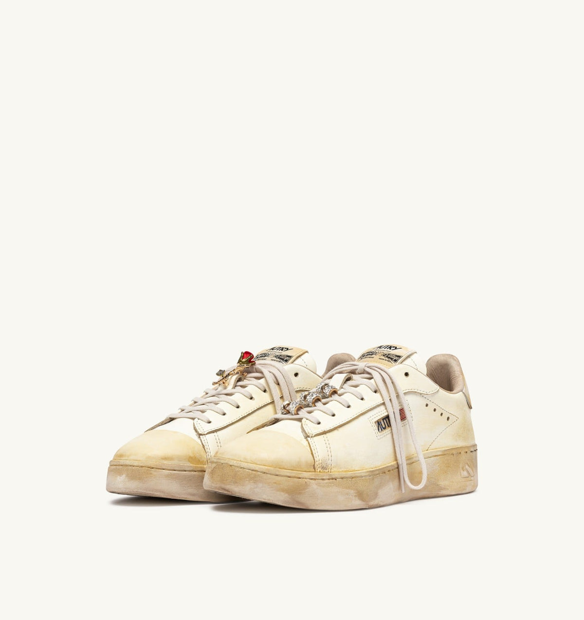 AUTRY DALLAS LOW SUPER VINTAGE SNEAKERS IN MARSHMALLOW LEATHER WITH CHARM