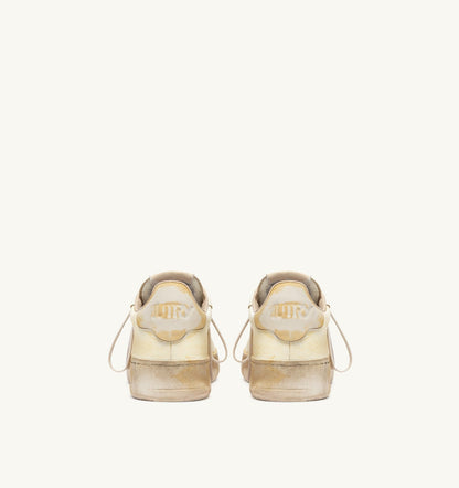 AUTRY DALLAS LOW SUPER VINTAGE SNEAKERS IN MARSHMALLOW LEATHER WITH CHARM