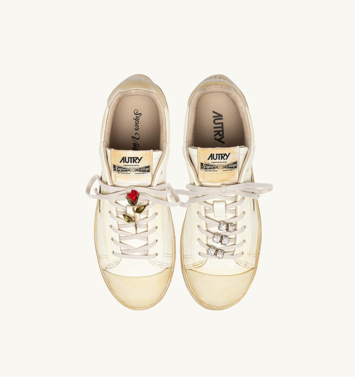 AUTRY DALLAS LOW SUPER VINTAGE SNEAKERS IN MARSHMALLOW LEATHER WITH CHARM