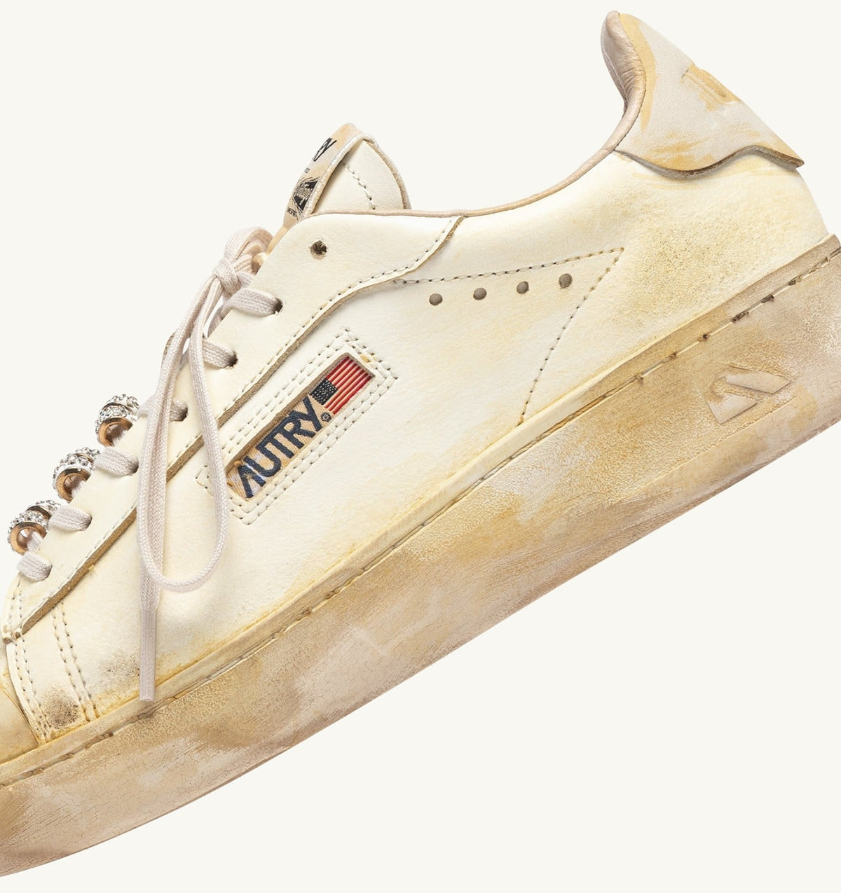 AUTRY DALLAS LOW SUPER VINTAGE SNEAKERS IN MARSHMALLOW LEATHER WITH CHARM