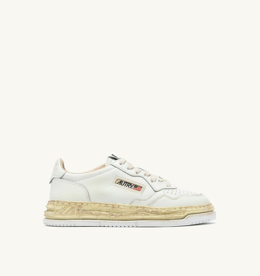 AUTRY MEDALIST LOW SUPER VINTAGE 'Autry x Maison MIHARA YASUHIRO General Scale.' SNEAKERS IN WHITE LEATHER