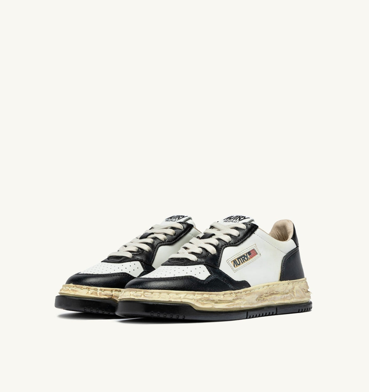 AUTRY MEDALIST LOW SUPER VINTAGE 'Autry x Maison MIHARA YASUHIRO General Scale.' SNEAKERS IN WHITE AND BLACK LEATHER