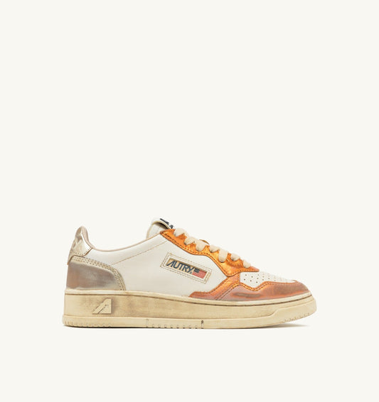 AUTRY MEDALIST LOW SUPER VINTAGE SNEAKERS IN PLATINUM AND ORANGE LEATHER