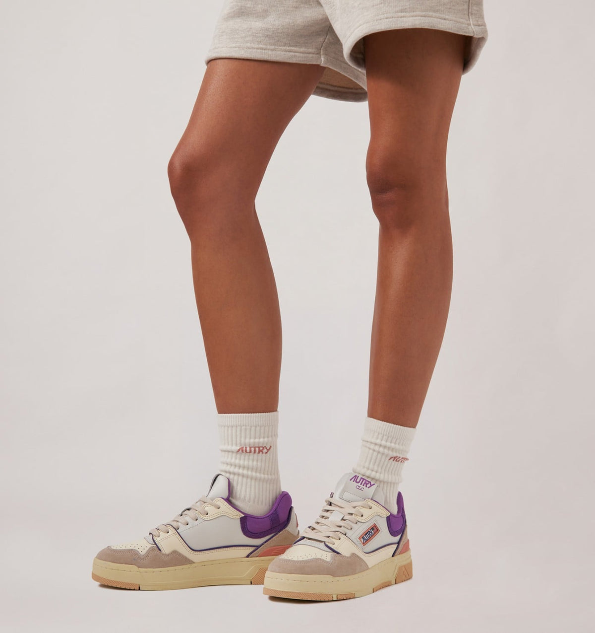 AUTRY SNEAKERS CLC LOW IN WHITE SAND AND DEWBERRY LEATHER AND SUEDE