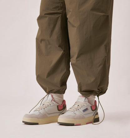 AUTRY CLC LOW SNEAKERS IN WHITE AND GERANIUM LEATHER SUEDE