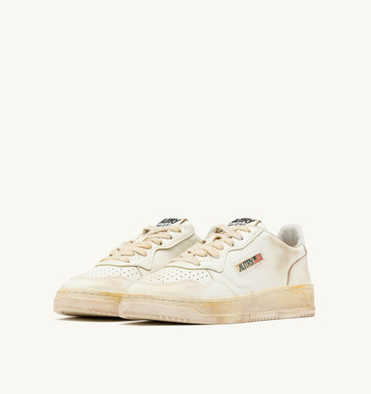 AUTRY MEDALIST LOW SUPER VINTAGE SNEAKERS IN WHITE LEATHER