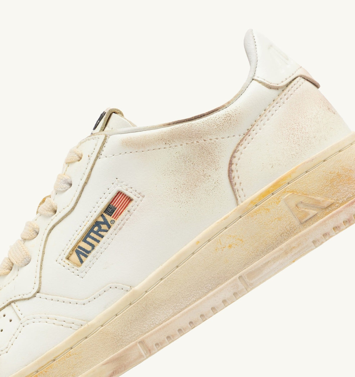 AUTRY MEDALIST LOW SUPER VINTAGE SNEAKERS IN WHITE LEATHER