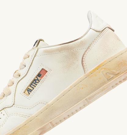 AUTRY MEDALIST LOW SUPER VINTAGE SNEAKERS IN WHITE LEATHER