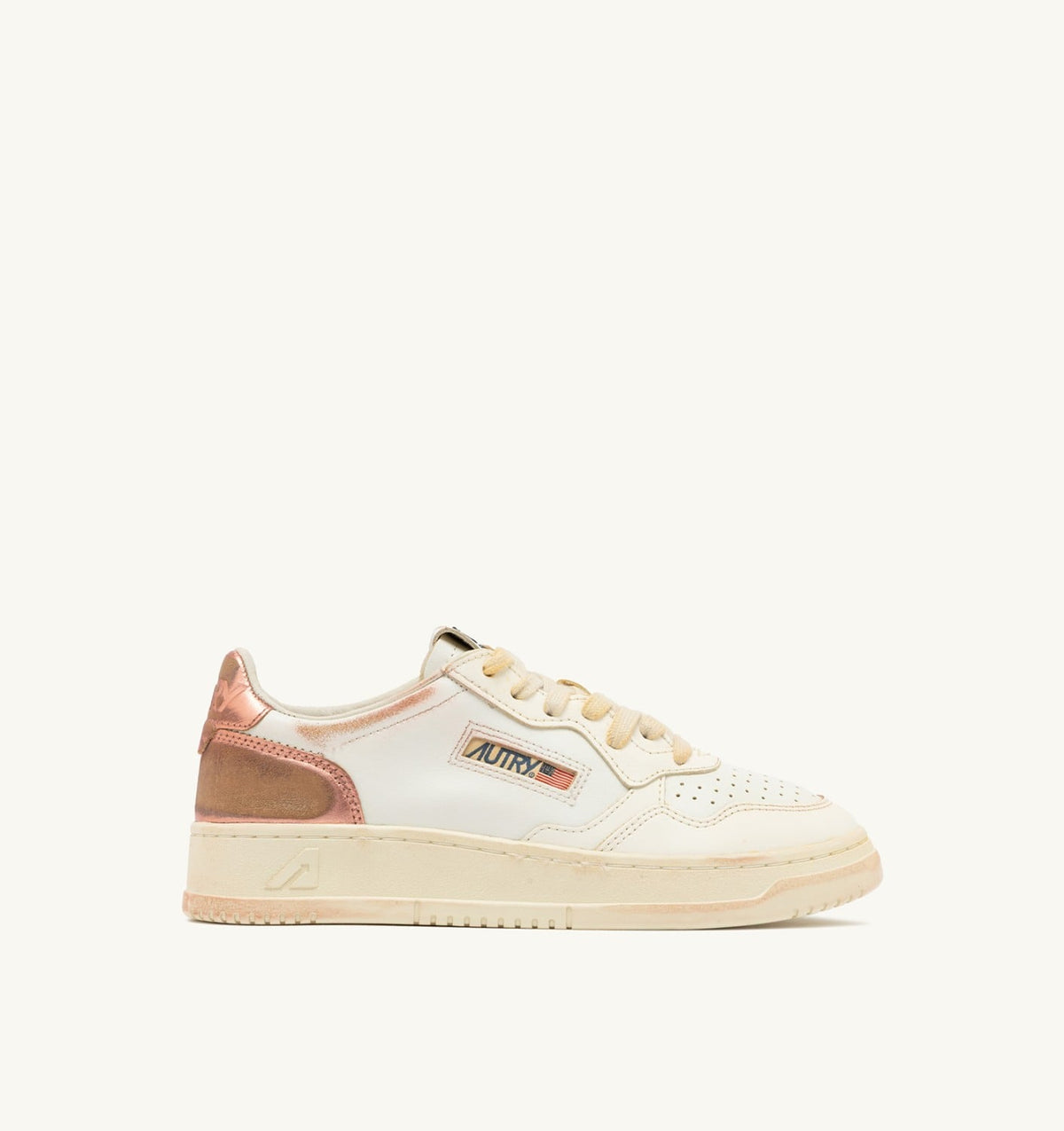 AUTRY MEDALIST LOW SUPER VINTAGE SNEAKERS IN WHITE SALMON AND VANILLA LEATHER