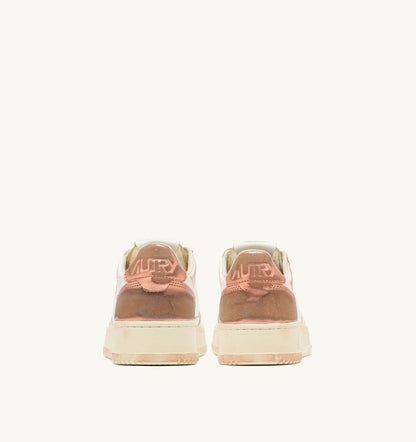 AUTRY MEDALIST LOW SUPER VINTAGE SNEAKERS IN WHITE SALMON AND VANILLA LEATHER