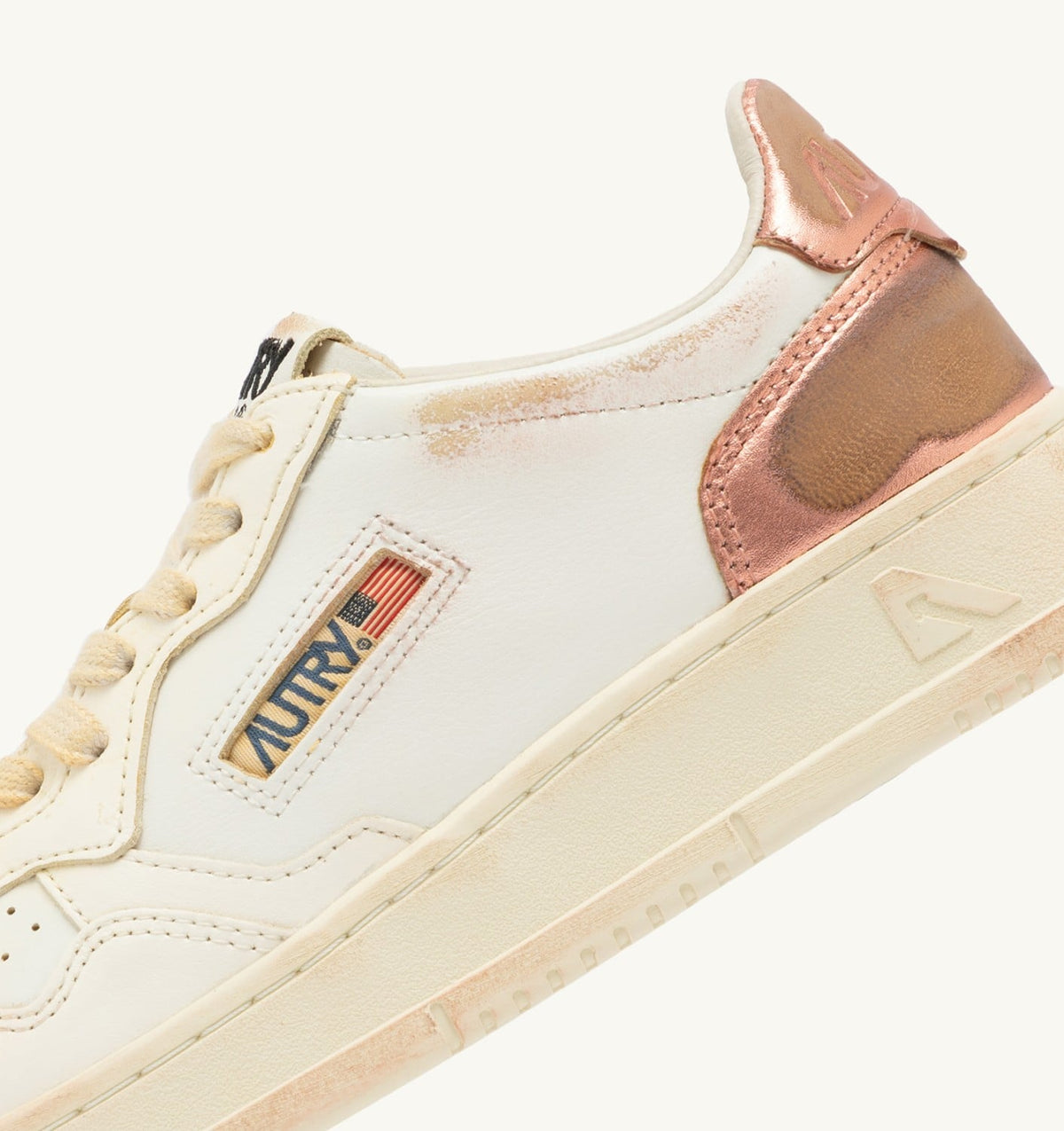 AUTRY MEDALIST LOW SUPER VINTAGE SNEAKERS IN WHITE SALMON AND VANILLA LEATHER