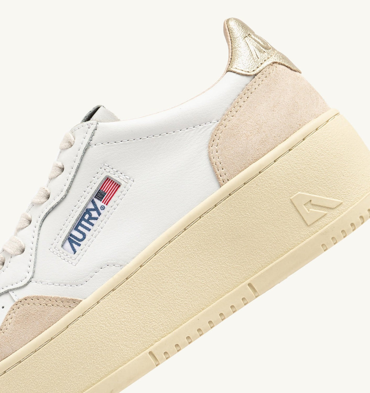 AUTRY MEDALIST PLATFORM SNEAKERS IN WHITE AND PLATINUM SUEDE AND LEATHER