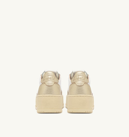 AUTRY MEDALIST PLATFORM SNEAKERS IN WHITE AND METALIZED PLATINUM LEATHER