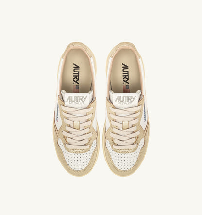 AUTRY MEDALIST PLATFORM SNEAKERS IN WHITE AND METALIZED PLATINUM LEATHER