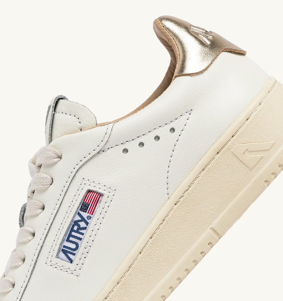 AUTRY DALLAS LOW SNEAKERS IN WHITE AND GOLD LEATHER